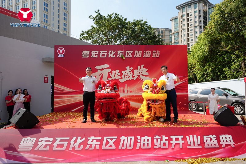 董事長徐克偉先生與舞獅合影.jpg